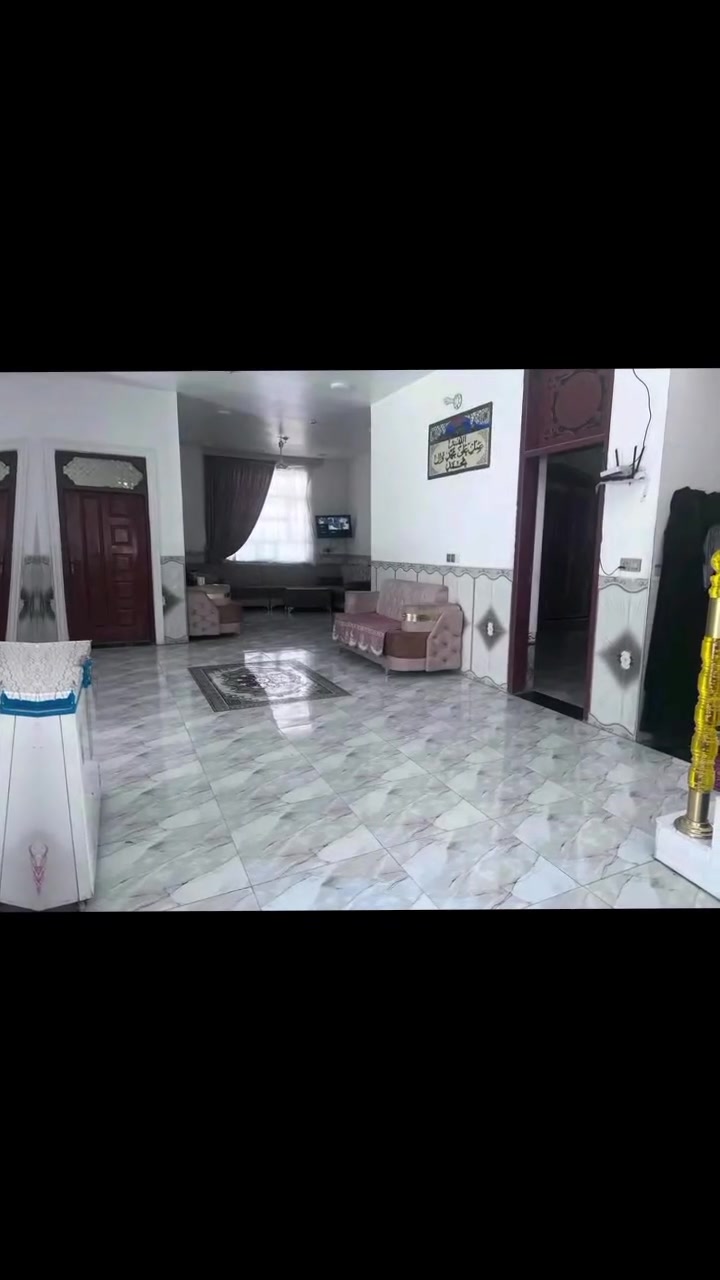 @بيت طابقين طابو زراعي سند 25 شرط المداور المساحه 650م بناءجديد غرفين وهول ومطبخ واستقبال وصحيات خارجيه وداخليه ونفس البناء الطابق الثاني منطقه الغليس قرب النبي ايوب عليه السلام كل الخدمات متوفره للاستفسار ***********

