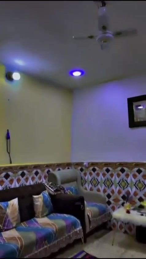 ع بيت مساحه خمسين متر طابقين يحتوي ع غرفتين نوم وصاله ومطبخ العنوان الزعفرانية نهايه شارع المعهد قرب اسواق تفاحه السعر 38مليون وبي مجال بسيط الاتصال***********
***********
