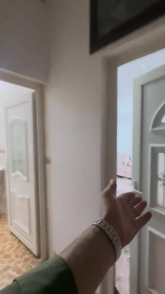 بيت طابقين للبيت مع كامل اثاث
٤ غرف نوم 
اتقبال كبير 
٤ سبالت من ضمنهم سبلت كنتوري 
كاونتر مع ملحقاته 
غساله ملابس و مواعين بعده ممشتغل 
غرفة نوم جديده 
موقع كركوك كوركه جال خلف مسبح جوهره 
شارع ٢٠ متر عريض قريب من المدرسه وروضه ومتوسطه 
للاستفسار 
***********
