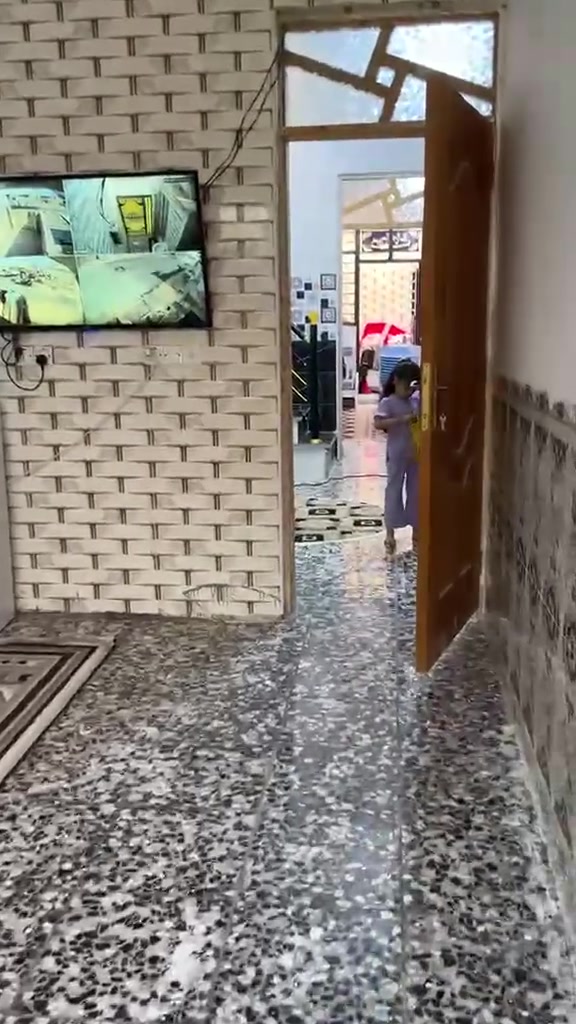 السلام عليكم بيت 65 متر. 
طابوك 
رفت 
بناء جديد 
ثاني فرع عل شارع 
جديد جديد. 
 تبليط  كهربا.  مي.  انترنيت 
كلشي كامل وجديد 
سعر 43 مليون 
*********** الاتصال او واتساب
