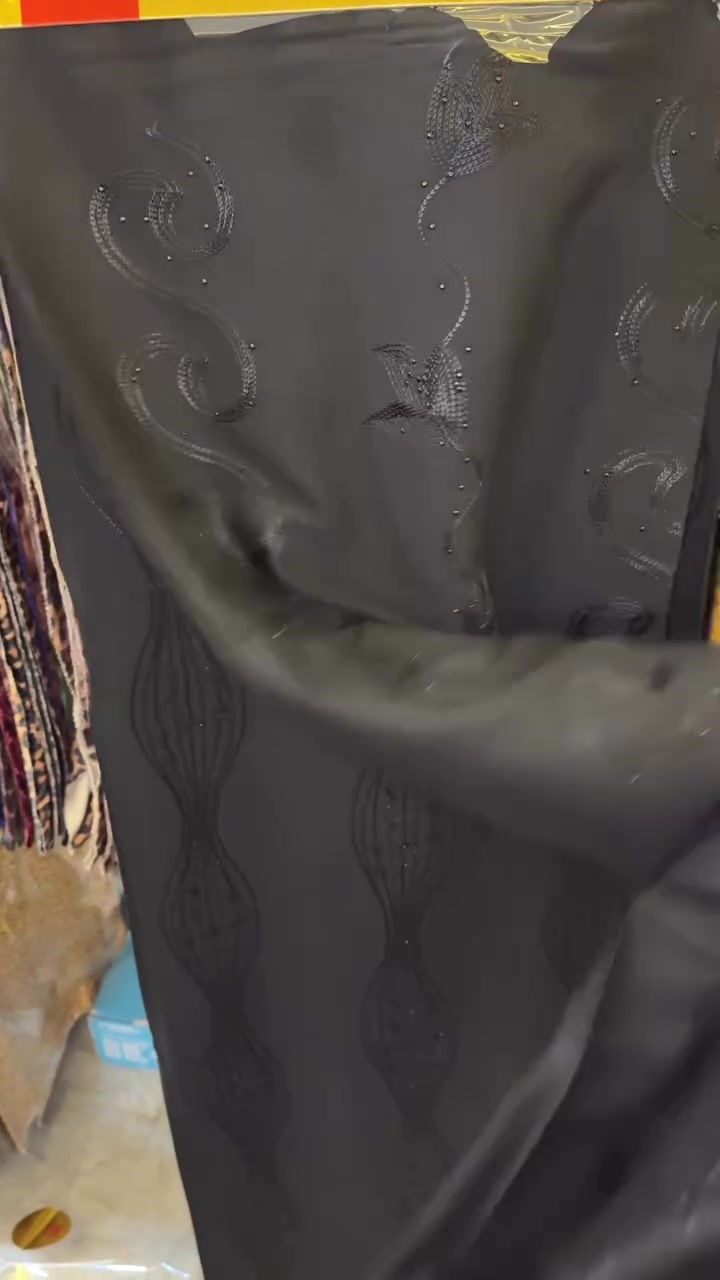 السلام عليكم 
كابويات أسود مشكله 
بصمه 
مقلم مشغول شيخه 
ورد ناعم حجر 
ستراس
تطريز مشغول
ماركه الملكه 
لبيع فقط جمله لا نتعامل بالقطع 
للتواصل ***********
