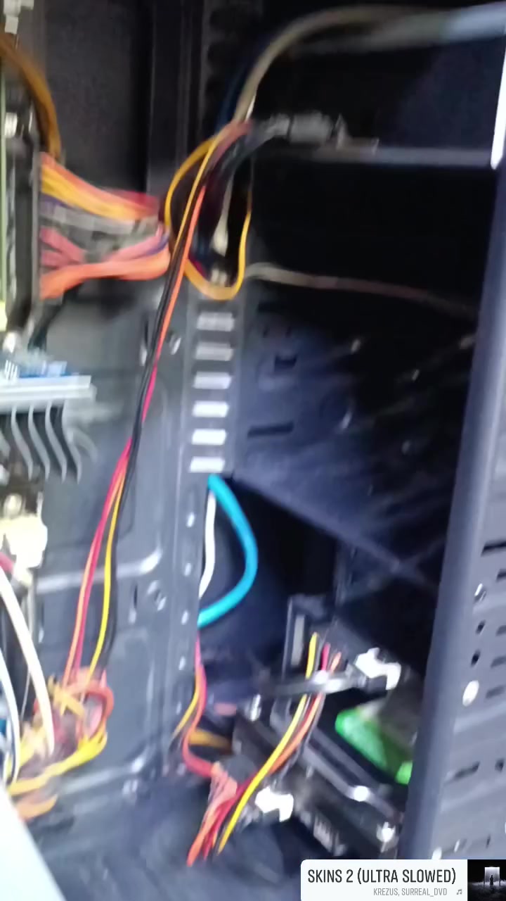 السلام عليكم اخوان 
خدمة مساعدة الفقير 😁
ال pc مالتك كاتله التراب
 صارلك شكد ما منظفه 
لتحتار ولتودي محلات الصيانة
 الي اول متسلم عليه يكلك ب 25 و ب 50
جيبه يمي واني انظفلكيا وابدلك المعجون واسويلك كيبل مانجمنت(ارتبلك الكيبلات) ب 15 الف بس وادزلك تصوير قبل واثناء وبعد العمل وتجي تستلمه وتفحصه بيدك 
للمعلومات ارقى المواد استعمل ف لا احد يجي ويسقط  
*ملاحظة اشتغل من البيت مكان حاليا ماعدي تريد تجيني للباب وتسلمه من الباب تريد ادزلكيا توصيل الشغل مو عيب 
للتواصل/ ***********

المقطع الثاني طلب فقط تنظيف مو ترتيب كيبلات
