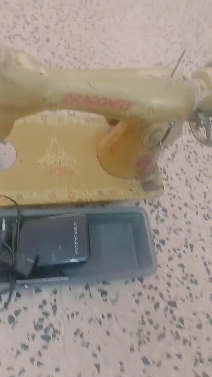 ماكنة خياطه انتيكه نضيف شرط شغاله ادفع سعر يعجبني ابيعك***********
***********
