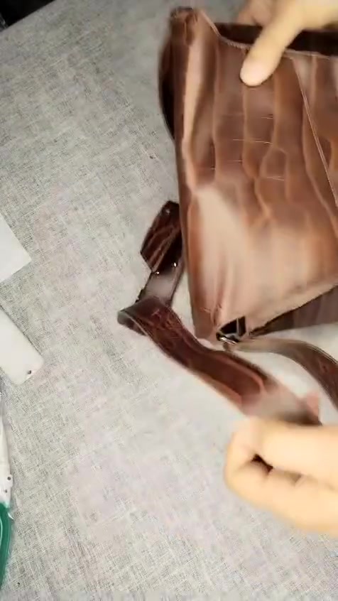 حقيبة براند أمريكي أصلي 
جلد طبيعي بالكامل 
داخل جلد شاموا طبيعي سويدي
حزام كتف قابل للازالة 
ارتفاع 30 عرض 30 سنتيم 
للحجز على خاص 
او مراسلة واتساب ***********
توصيل لكل محافظات العراق
