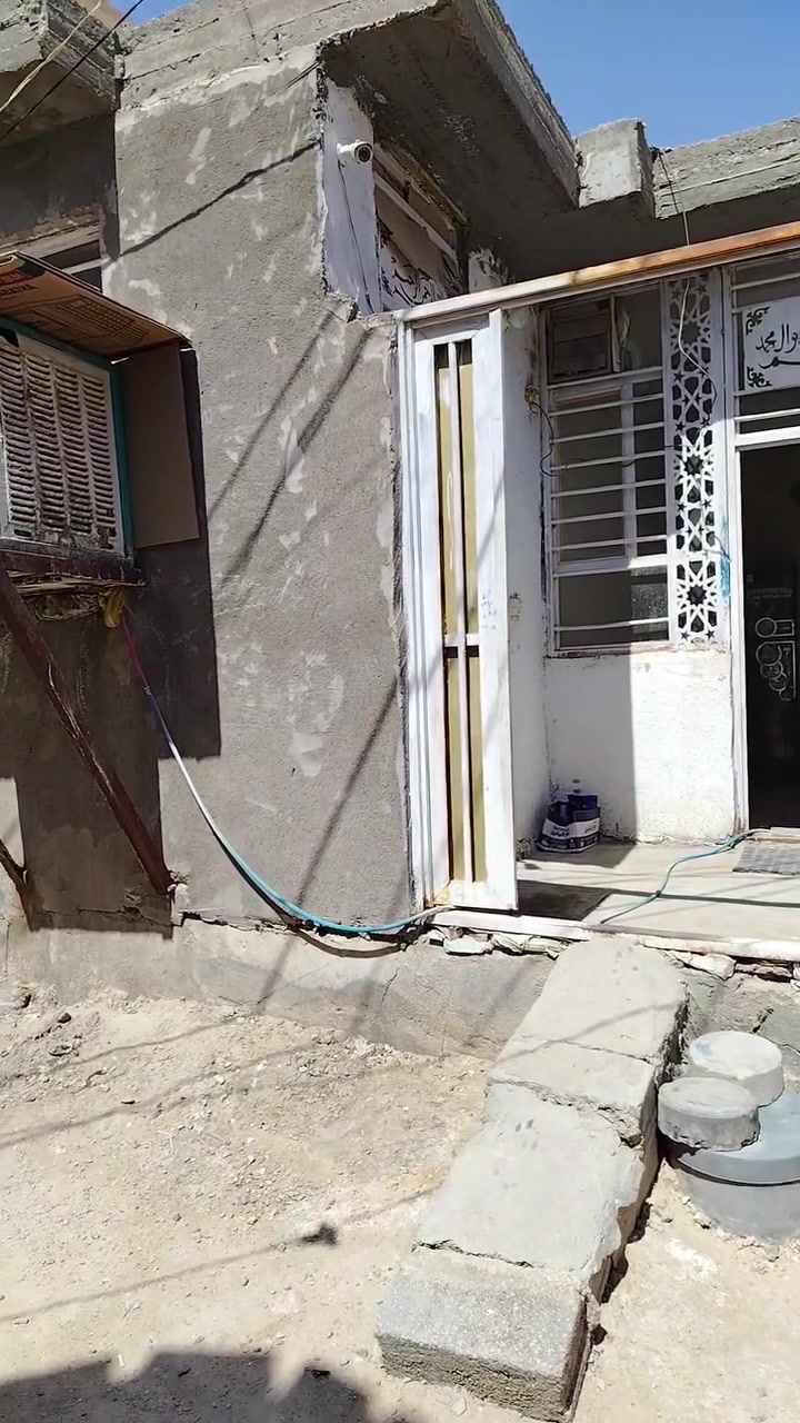 بيت ٥٠م لبيع كربلاء طريق البوبيات مقابل مكتب اليساري فرع جامع الرحمان ماءً كهرباء ومجاري قريب على الشارع حوالي ١٠٠ م وكل شي موضح بل التصوير الاتصال ***********
