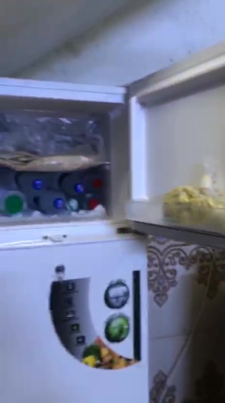 سلأم عليكم ثلاجه اخو جديد قبل شهرين مشتريته ؤضمانه وياه طول مترين ولعرضثلاجه تلتربتع لا ماعرف بلقدم ثالج عفته عله غرضه وصورته تجميد خير من الله فول واحلى من الصور المكان بغداد أبو دشير رقم الهاتف. /سعر300......الف وبيه مجال لطيبين ***********