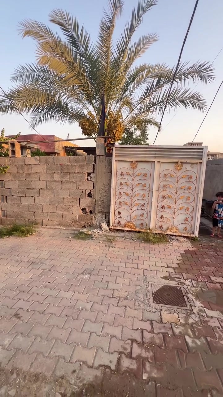 سلام عليكم 
بيت للبيع مساحه الكليه 300 متر 
بناء 100 متر 
يحتوي على 
استقبال 
حولي 
غرفتين نوم 
صحيات خارجيه وداخليه 
الموقع قضاء الراشديه منطقه لانتصار 
طريق الشعب الحسينيه 
مكتب الضرغام للعقار 
***********حسين السيد
