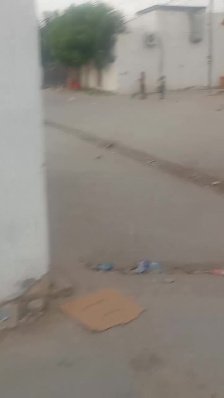سلام عليكم  اخوان دار للبيع طابقين الفوك هيكل ولجوه كامل مثل ماواضح بلتصوير المساحه 100امترالسعر55 بيت جاهز المكان حي الوحده قرب جامع الوحده مكلف بلنشر شراي خابر***********
