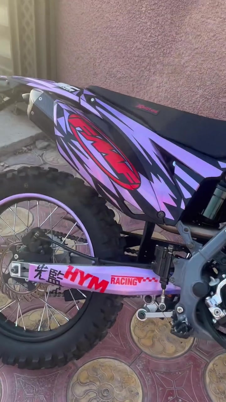 دراجة قفاز X MOTOS 
موديل 2025 
محرك 250cc
ارقام وسنوية 
تغليف فيليب 
صلنصة cn كاربون فايبر
 الدراجة نازله قبل شهر ونص من دكان سليم 
السعر ٢.٣٥٠٠٠٠مليون
مكاني بغداد الدورة
***********

