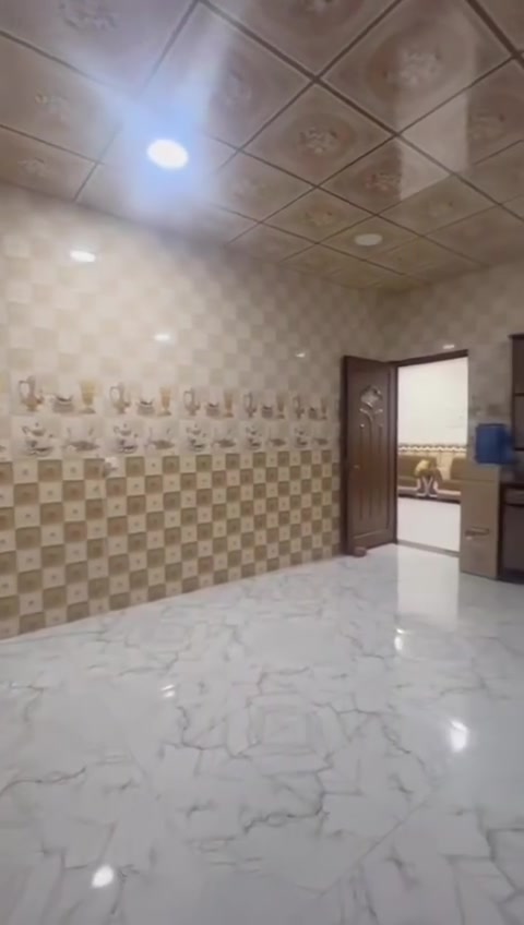 السلام عليكم يوجد بيت البيع في حي الفرسان. عند الاقواس  
مساحه 360
بنا البيت 180
البيت جديد 
واصله ماء 
واصل كهرباء
واصل تبليط 
سعره 60وبه مجال…..نقد فقط 
رقم. ***********
