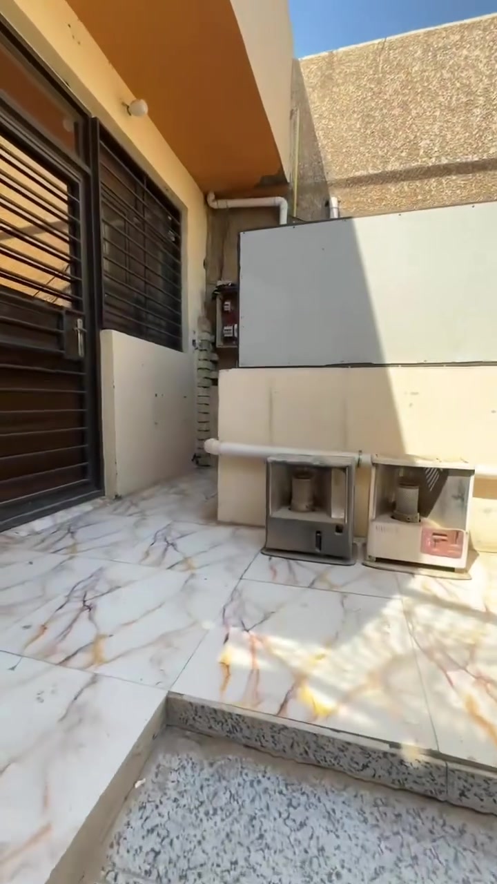 دار للايجار في منطقه الكفائات الصحه خلف قاعه انجل يحتوي ع غرفتين نوم وصاله وحولي داخلي ومطبخ وخدمات وكراج لسيارات للاستفسار الاتصال او المراسله ع رقم ***********
