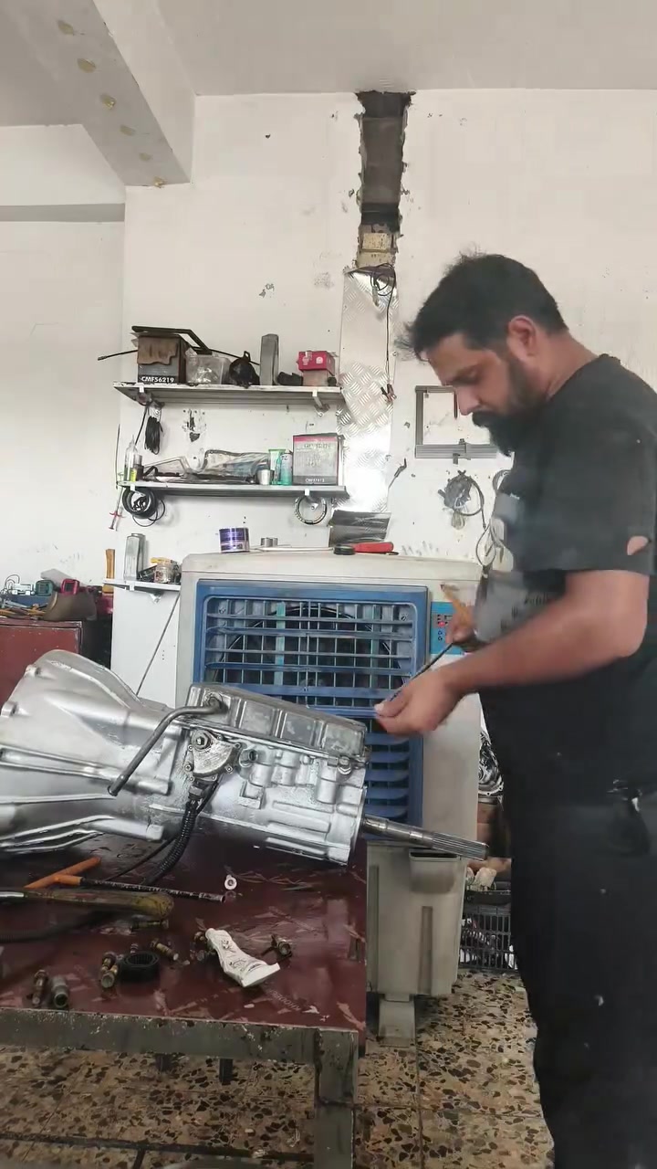 هاي السيارة جان بيها هواي مشاكل بعد ما كملت مشاكل المحرك جفتت كيرها وهاذ الشغل مراح تلگاه بغير مكان تجديد عام وفايسن كير ميكانيكي عمل والسيارة صارت BMW مو  برنس جانت متمشي ابد  🤣 تحياتي الكم محلات الاصدقاء وبخدمتكم شاهد واستمتع بل نشاط والشغل الصح ***********
