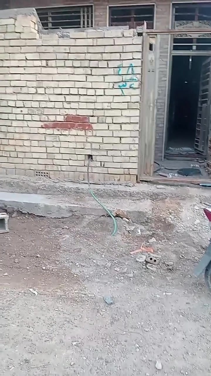 سلام عليكم بيت للبيع البييت جاهز بس الابياض من كهرباء ماي قريب على شارع بالدسيم الفتحه مال 72 بضهر المنتزه مال حاكم المساحه 100 معزول مو مشترك رفت عالي عن الشارع باقي التفاصيل داخل الفيديو سعر 43 وبي مجال ***********

