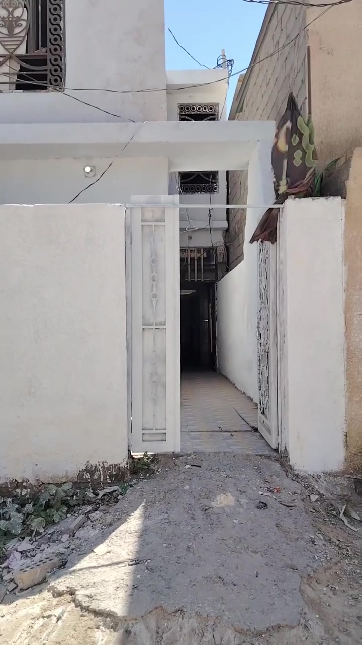 سلام عليكم عندي بيت للبيع طابو صرف المساحه ١٠٠ متر بناء بلوك طابق اونص سقف كونكريت مسلح بيت نظيف جاهز من سيراميك او بورسلين سعر ٧٥ بي مجال طابق اول غرفه صاله استقبال مطبخ مع صحيات داخليه او خارجيه الطابق الثاني بي غرفه او صاله كربلاء جمعيه الثانيه قرب شارع ٦٠ وقريب على شارع طارق مكتب الغدير استفسار على رقم *********** /*********** /*********** أرقام بيهن وتساب
