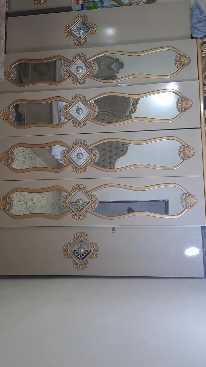 السلام عليكم
غرفه تركيه مستخدمه ٨ قطع 
كلشي موضح بالفيديو والصور 
سعره ٣٥٠ الف وبيه مجال 
مكاني بغداد الشعب 
***********
