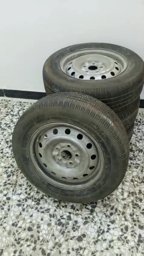 سلام عليكم 
تخم كامل نضافه كدام عينك جدد سعر بـ275 وبيهن مجال 
  مكاني نجف 
***********
