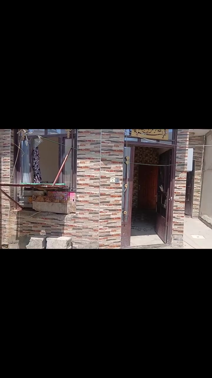 سلام عليكم بيت ١٠٠م البيع قرب جامع المعز بسعر مناسب يتكون من مطبخ وستقبال وصحيات وغرفتين نوم سند ٢٥ ملك صرف قريب على شارع واتبليط ومجاري  ***********        ***********
