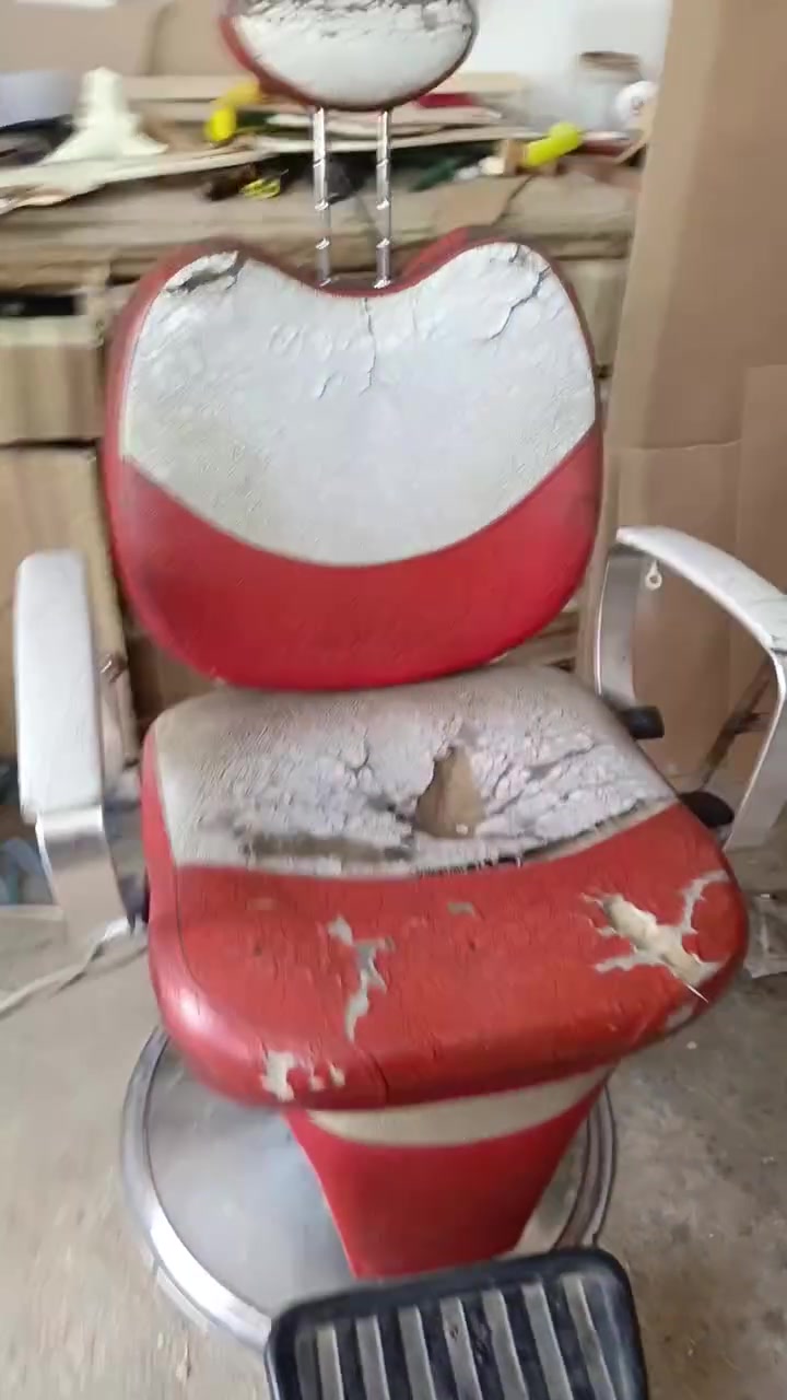 قال الشاعر 
انا وثوب اليجزع كل الالوان
 عجببس ثوب الاسود ماجزعني
تغليف كرسي حلاقه
