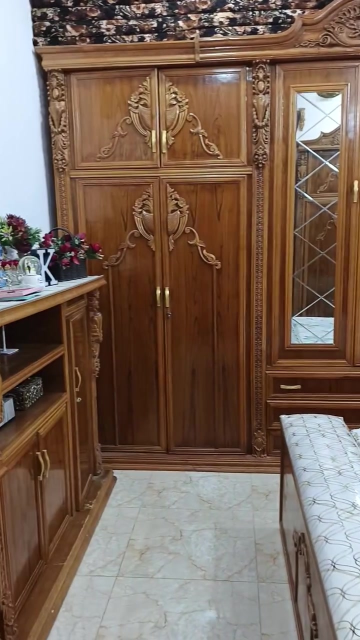 السلام عليكم اثاث  مستخدم لل ب ي ع المكان  الطارميه حي الفارس شارع السكلات خلف معارض حجي وليد  السيارات قرب جامع الصديق  للاستفسار خاص او ع رقم الهاتف***********    ؟***********

