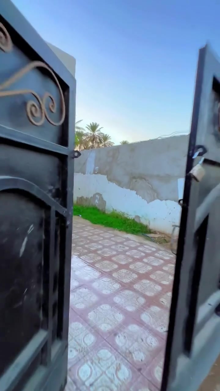 السلام عليكم دار للبيع المساحة340م قرب جامع عبد الكريم ابو غازي للاستفسار اتصل على الرقم
***********ابو حيدر 
***********
