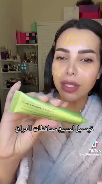 Arencia Vitamin C Booster Shot (أرينسيا فيتامين سي بوستر شوت)، وهو منتج كوري للعناية بالبشرة يجمع بين فوائد السيروم وخصائص الكريم المرطب. يتميز بتركيبة هجينة مصممة خصيصاً للوجه ومنطقة تحت العين معاً التفتيح والنضارة: يحتوي على 5% من مركب فيتامين C والجلوتاثيون، مما يعمل على تفتيح التصبغات، البقع الداكنة، وآثار الحبوب. عناية مزدوجة: تركيبته لطيفة بما يكفي لاستخدامها تحت العين لتقليل الهالات السوداء وعلامات التعب، وقوية بما يكفي لباقي الوجه. شد البشرة ومحاربة التجاعيد: يساعد في تحفيز الكولاجين لشد الجلد وتقليل الخطوط الدقيقة بفضل مادة الأدينوسين. الترطيب والتهدئة: يحتوي على البانثينول والألانتوين اللذين يعملان على تهدئة البشرة ومنع جفافها#جلولاء_كلار_كركوك_بعغوبة_خانقين_قره_تب #جلولاء_ديالى_العراق #بصره_بغداد_ميسان_ذي_قار_كل_المحافظات #ديالى_بعقوبة #مشاهير_تيك_توك 

نص مكتوب في الصور:
- توصيل لجميع محافظات العراق
- TikTok @sunblah_store
- TikTok @its.mays4