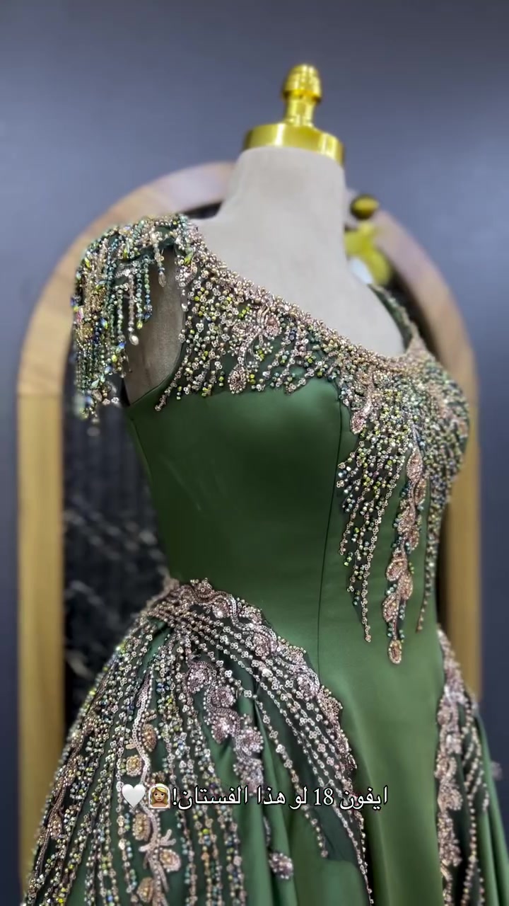 فخامة مو صدفة، هي اختيار! 👑 جمعنا الكم نار الأحمر وجاذبية الزيتوني ببدلة تخطف الأنفاس وتخلي كل الحضور يباوع عليك.
التفاصيل، القصة، والستايل اللي يدورون عليه صاروا يمكم.. لا تفوتون الفرصة وكونوا غير الكل بهذا الموسم عند سنتر ليمونه ! ✨
📍 العنوان: كربلاء - حب الحر - الشارع العام
📲 للجز والاستفسار: *********** (متوفر واتساب / أو دزولنا رسالة عالدايركت 📩)

نص مكتوب في الصور:
- ايفون 18 لو هذا الفستان! 👰🏻🤍