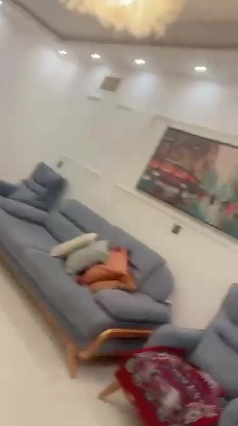 السلام عليكم البيت للبيع مساحه٢٠٠م  ركن يحتوي على طابقين منفصل الارضي يحتوي على ٣ غرف وهول وخطار ومطبخ وحمامين وكراج 

اما طابق ثاني يحتوي على سويت كبيرر وغرف عدد٢ وحمامين خارجي وداخلي ويصلح سكن للاكثر من عائلتين وبيع مع مطابخ وبناء حديث 

وموقع ابو غريب الزيتون وممتاز وقريب على شارع عام قرب ماركت هداب للاستفسار اكثر 
***********

