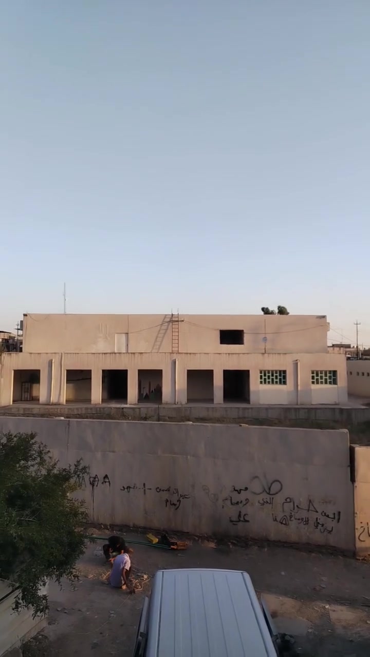 شقه في حي الخضراء قرب مدرسه امام محمد الرضواني لليجار ٢٠٠ الف طابق ثاني ثلاثه غرف وصاله ***********
