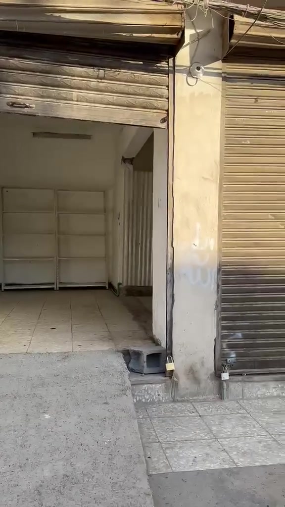 السلام عليكم محلات ثنين مفتوح من نص للايجار
سعر الايجار ٢٥٠ شعب حي البساتين يحتوي على صحيات 
***********
