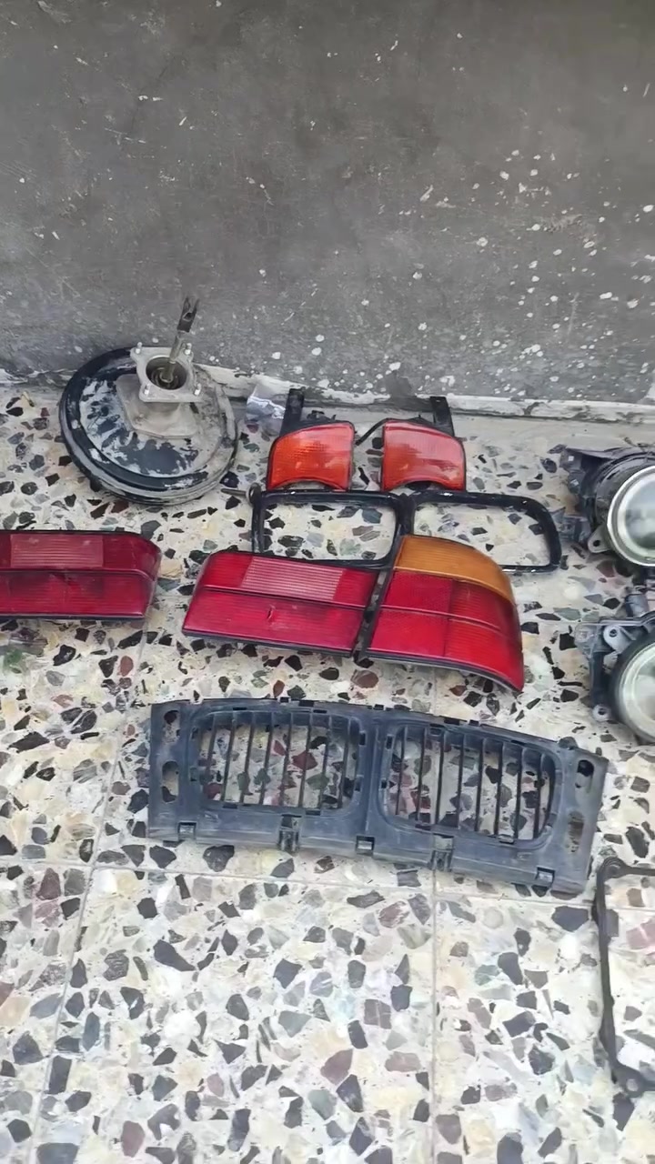 غراض بي إم دبليو حجم ٥٢٥
١ ولف حماوة جديد وشغال على الفحص
٢ شباك وجه عريض مع النيكل
٣ واشر قبق ولغات جديد ما مستخدم
٤ بك لايت خلفي جاملغ والجنطة 
٥ ضاغطة زنجيل فافون
٦ اشاير يمنة واليسرة لون برتقالي 
٧ لايت دخاني أبو الصليب يمنة ويسرة 
٨ بريشر هل موجود يشتغل لا ما اعرف 
٩كازكت جديد ما مستعمل من الوكيل
المكان النجف لاشرف ملحق القرية 
السعر ٧٥الف شلع قلع  
لاستفسار لاتصال على الرقم ***********
