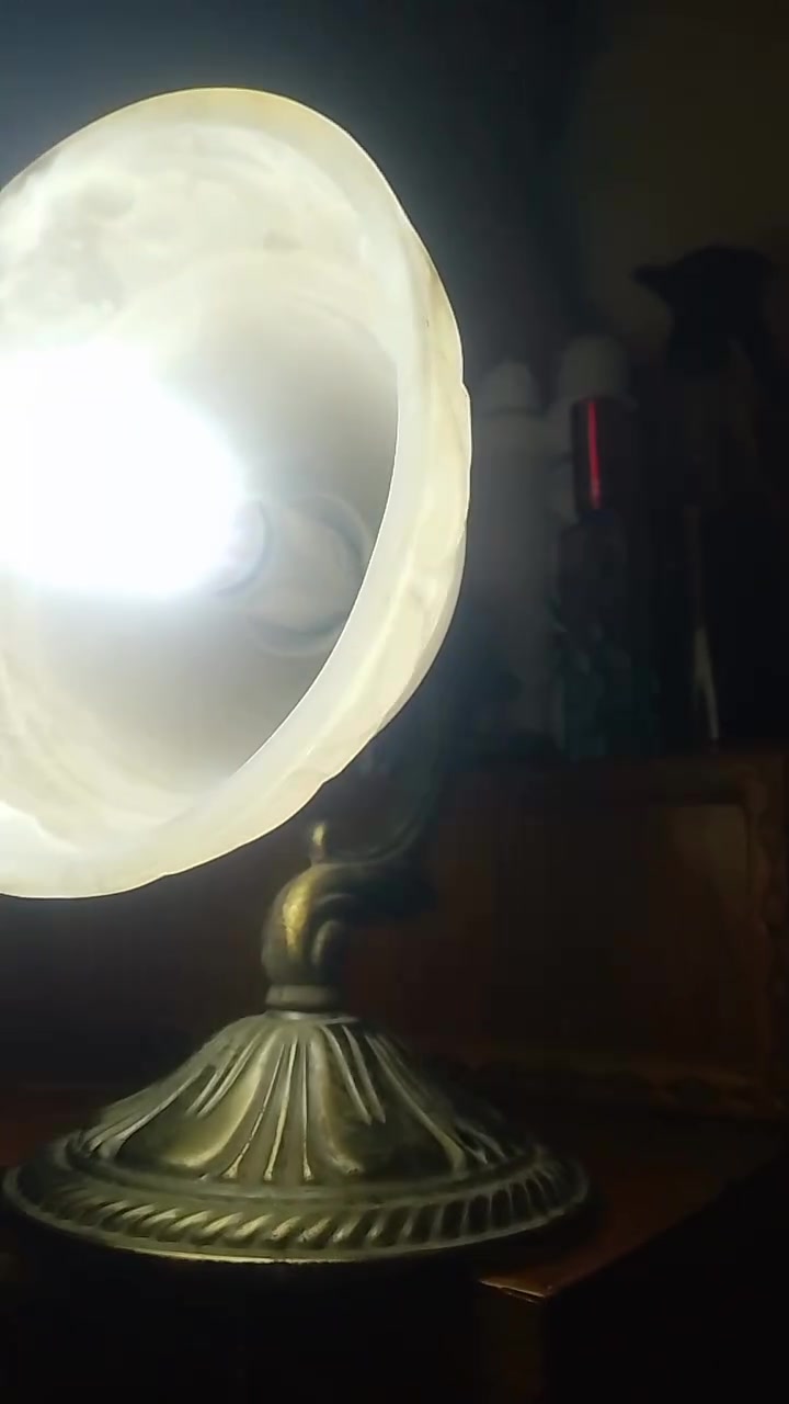 اناره نحاس عدد اثنين انتيكه قديمات تعزيلة محل ولكيتهن حتى الخيط مالهن يشتغل بس اكو قاعده مال كلوب بيها كسر بس تشتغل وثابته يحتاجلها تثبيت بعصاره أو اميري بسيطه كلش متنشاف نظافه جيده جدا عالفحص السعر 25 بيهن مجال قليل العنوان بغداد بلديات *********** واتساب
