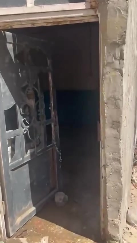 ياالله بيت للبيع مساحه ٥٨ متر دولان  تفاصيل غرفه وصاله ومطبخ وحمام العنوان حي الحولي خلف مول القسيم السعر ٢٥ مع مجال استفسار *********** مكتب احمد للعقار
