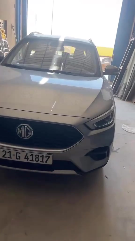 للبيع2024 MG ZS 1.5
* المحرك: 1.5 لتر، 4 سلندر بنزين
* القوة: حوالي 112–118 حصان حسب السوق والمواصفة
* العزم: 150 نيوتن.م
* القير: CVT أو أوتوماتيك 4 سرعات حسب سنة/نسخة السيارة؛ مواصفات ZS 2021 العراقية المنشورة تشير إلى 1.5 بقوة 112 حصان و150 نيوتن.م. 
* الدفع: أمامي FWD
* الخزان: حوالي 48 لتر
* عدد المقاعد: 5
* سعة الصندوق: حوالي 448 لتر
* السرعة القصوى: حوالي 170 كم/س
* 0–100 كم/س: حوالي 10.9 ثوانٍ للنسخة 112 حصان. 
* الأبعاد: تقريباً 4.31 م طول × 1.81 م عرض × 1.62 م ارتفاع. 

من الصور تحديداً السيارة تبدو بفئة جيدة التجهيز: جنوط ألمنيوم، قضبان سقف، حساسات خلفية، ومقصورة بلمسات جلدية/فخمة 
السعر 135  
مكان الديوانية حي الجزائر ***********
