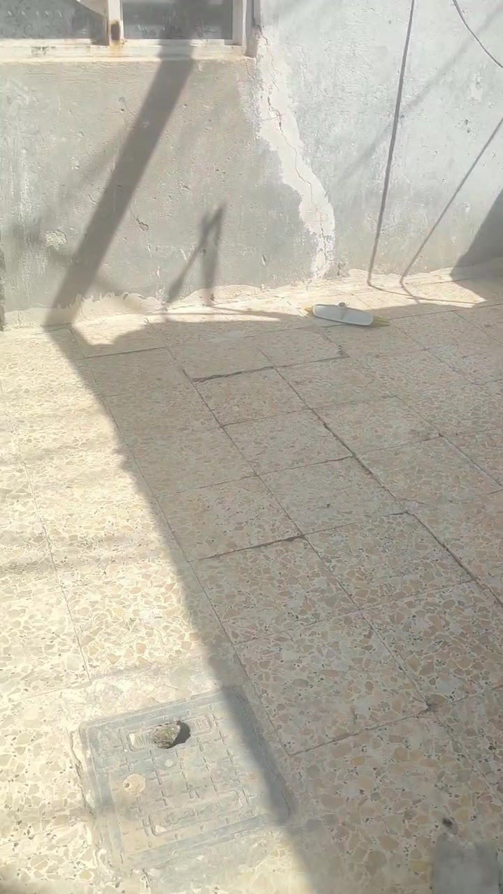 دار للبيع المساحه 80 متر النجف الاشرف حي الرحمه شارع 20 قريب عالشارع بناء عالي عن الشارع لوك جيري غرفه صاله ومطبخ وصحيات السعر 25 مليون اي استفسار مراجعه مكتب سور النجف او الاتصال على هاي الارقام *********** واتساب *********** تصال
