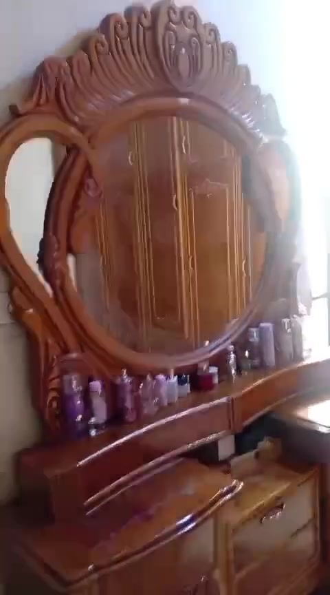 غرفة خشب • نظيفه • قابل تفاوض