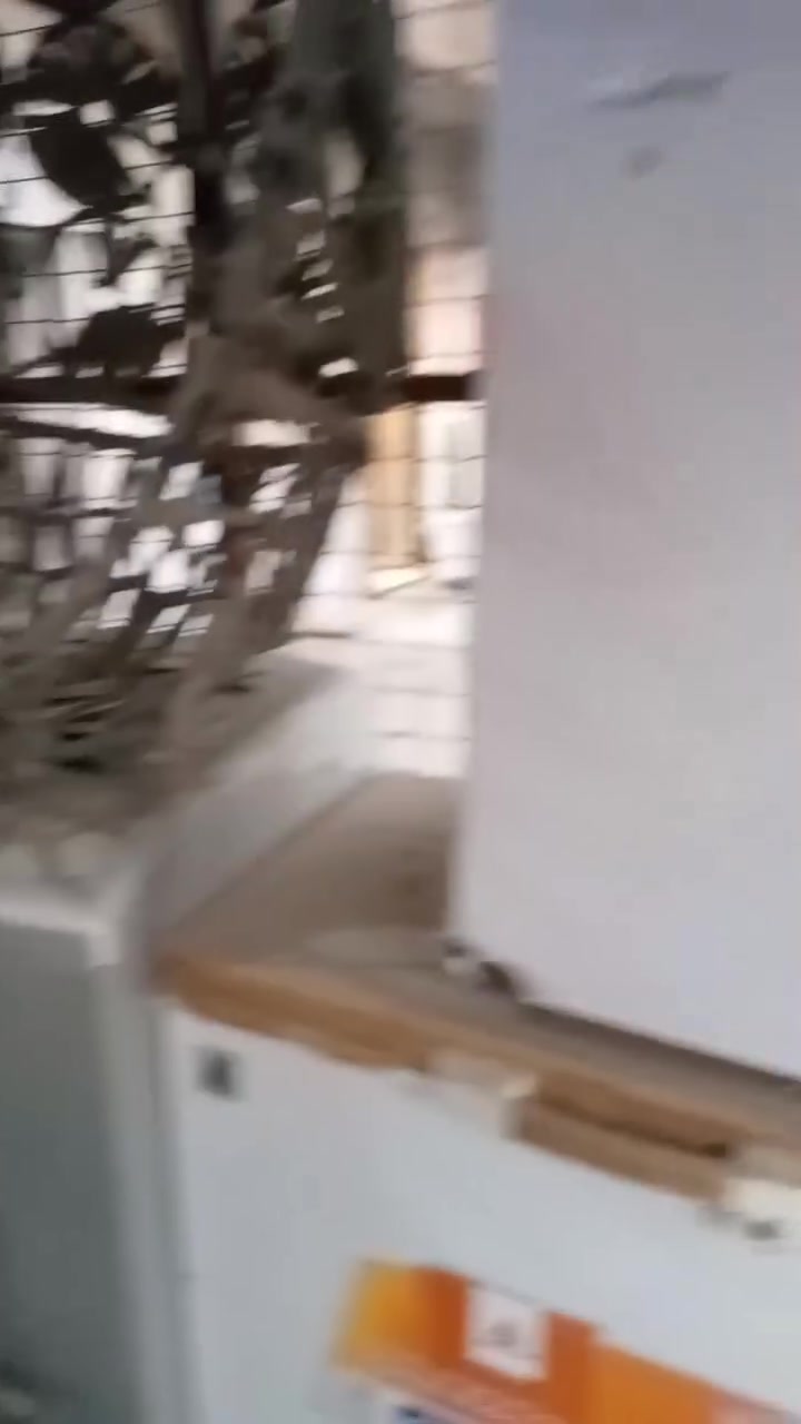 السلام عليكم اخوان محل غراض مستعمله بس كله عالفحص ونضافه وشغال مجمدات عدد 2 كنفيره فول امنت الله ماطوره مامشتغل ساعه غساله اتو عالفحص نوعية دنكا مجروحه عش العصفور وحده صغيره وحده جبيره مبرده حديد واحد ونص غساله هيتاشي النشاف واكف بردات عدد ثنين مطورات ماي عدد اتلاثه سعرهم شلع ماابيعه وحدات 800 قفل  الي يريدهن يتصل مامتوفر عالنت والخاص ***********
