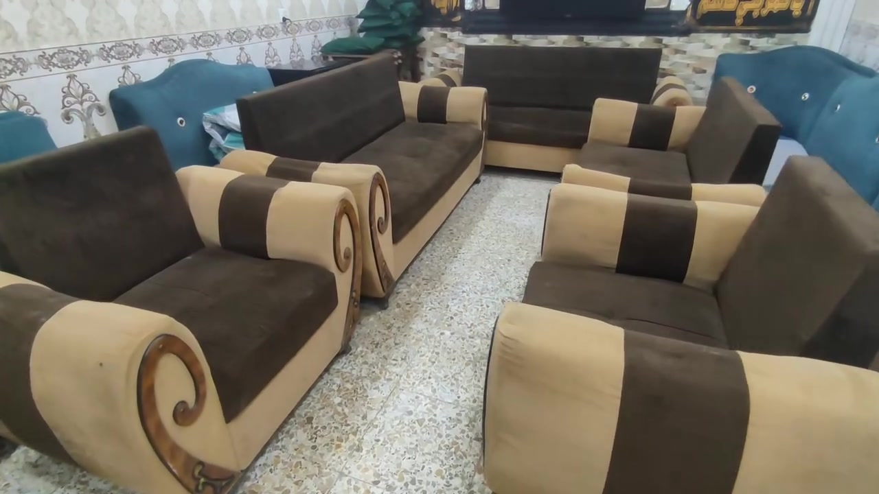 تخم للبيع كما موضح بالصور والفيديو السعر 100 مكان ما عندي واريد ابيعة   عنواني حي العسكري شارع الحمداني *********** واتساب
