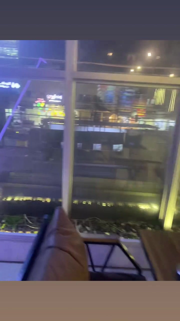 يحتوي على قسم بارستا
وقسم نراكبل 
و٣ سلابت ٣ طن
وسستم صوت اسوار 
شاشات عدد ٢ 
جلسات عدد ٨ 
عارضه
مجمدات عدد ٢
اظافه الى فوك الكوفي كيم سنتر يعني موقع فول 
الايجار مليون وربع للتواصل 
***********

