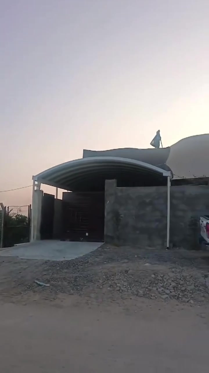 سلام عليكم بيت للبيع المساحه 400مترالعنوان النجف الاشرف طريقه نجف كربلاء على طريق ياحسين عمود 256 يبعد عن طريق ياحسين 500 متر بنيان البيت درجه والى المبني 300متر و100حديقه بيه ستقبال وثلاثه غرف وصاله ومطبخ وصحبات داخليات وخارجيات ومخزن بل سطح تفاصيل اكثر الاتصال على الرقم ***********
