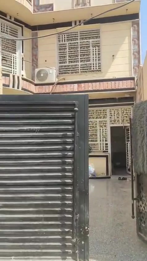 بيت طابقين للبيع
حله خلف القريه مول قريب على شارع 100 وقريب على مستشفى التركي مساحه 230 متر طابقين اربع غرف نوم يحتوي على محل عرض الشارع 10 متر طابو زراعي سند 25 
             السعر 170 مليون بي مجال
***********

