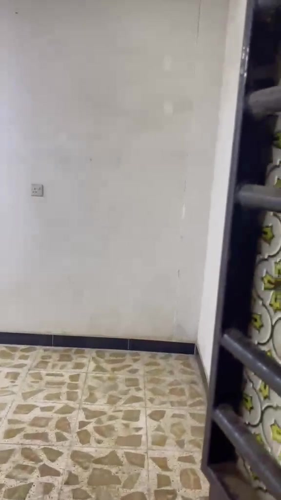 بيت للإيجار – البلديات / شارع المعسكر
✨ بيت كامل للإيجار، جاهز للسكن ومن جميع النواحي.
📍 موقع المنطقة هادئة ومناسبة للعوائل.
🏠 البيت مرتب ومريح، وكامل الخدمات . 
السعر : 300 الف قفل بدون احراج
📱 للاستفسار واتساب فقط:
***********