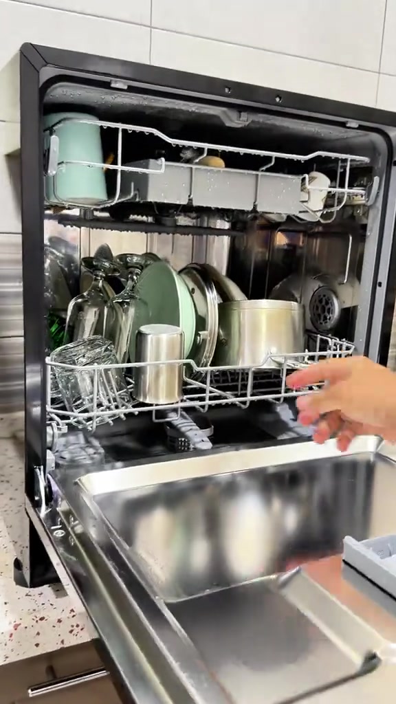 ⁨	⁨	غسالة صحون أوتوماتيكية بالكامل ✨🍽️ تختارين البرنامج المناسب وهي تتولى عملية الغسل والتجفيف عنچ، ومعاها فتح تلقائي للباب بعد انتهاء الدورة حتى تساعد على خروج البخار وتجفيف الصحون بشكل أفضل. 🔹 8 برامج غسيل 🔹 سعة 8 أماكن 🔹 لوحة زجاجية سوداء بتحكم إلكتروني باللمس 🔹 مؤقت تأخير من 1 إلى 24 ساعة 🔹 قفل أمان للأطفال 🔹 برامج للغسيل المكثف، العادي، الزجاج والسريع 🔹 قدرة 1390 واط 🔹 قياس عملي: 55 × 50 × 52.5 سم العاصمة  *********** ***********⁩
