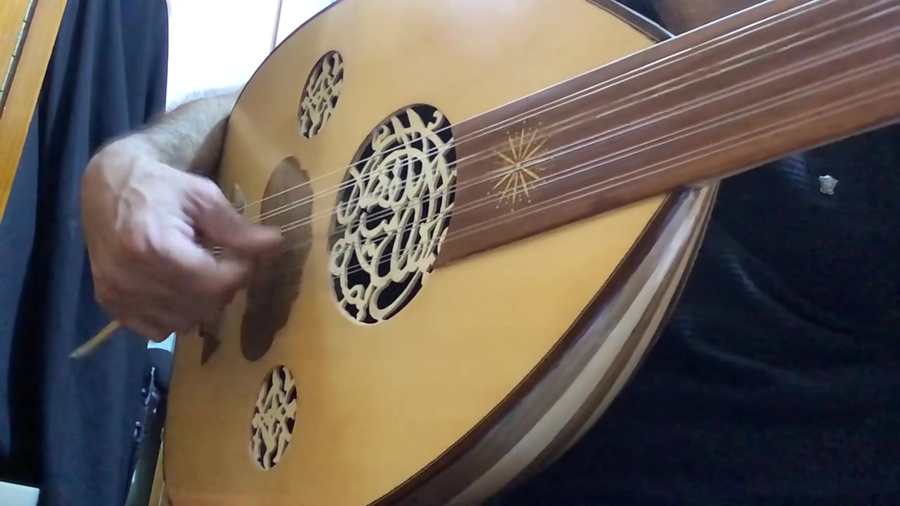 سلام عليكم من رخصت مدير الكروب عود صناعه الاسطه عبد الامير الفظل الوجه سيدار ولضهر جوز وزان خالي من اي ضرر او تصليح صوت جدا جميل اوتار اول دوزان سنه الصنع 2022مكاني بصره رقم الوات ساب ***********. السعر ٦٠٠الف
