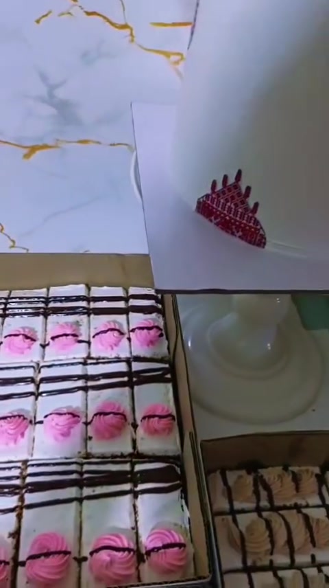 كيكات عروساتي 🥰👰‍♂️👰
مـن أعمـال بـان كيـك 🥰
لتجهيز  كيك كُل المناسبات ❤️

للحجز والأستفسار ع الخـاص
او ع واتساب ***********
تـوصـيل داخل سبع البور ألف
