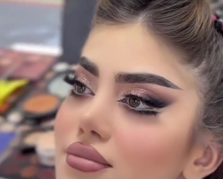 ✨ عــرض العــرايــس رجــع إلكــم ✨
والحجز لفترة محدودة فقط 🤍
👰🏻‍♀️ عروس يوم واحد — 300 ألف فقط
يشمل: 💄 مكياج
💇🏻‍♀️ تسريحة
👁️ رموش + عدسات
✨ حفافه
🧖🏻‍♀️ تنظيف بشرة
💅🏻 تركيب أظافر
🤍 بودرة جسم
👰🏻‍♀️ عروس بدون إضافات — 250 ألف فقط
🌸 عروض المدعوات:
💄 مكياج فخم — 35 ألف
💄 مكياج بسيط — 25 ألف
💇🏻‍♀️ تسريحة شعر طويل — 30 ألف
💇🏻‍♀️ تسريحة شعر متوسط — 25 ألف
🎓 مكياج مناقشة / تخرج — 50 ألف
🎁 الرموش مجاناً
👭 وإذا كنتن مجموعة، إلكم خصم خاص 🤍
📍 العنوان: حي الجزائر، شارع الخدمي، مقابيل ريف دمشق، مجاور مجمع الكوخ العائلي
📞 للحجز والاستفسار: ***********
✨ الأماكن محدودة، احجزي موعدج من هسه وخلي طلّتج علينا غير ✨
