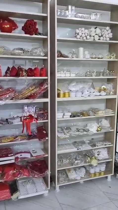 محل  يخص التجهيزات اعراس وحنة وحج وعمرة واستقبال طفل والهدايا والاكسسوارات  للبيع مع كافة محتوياتة وبضاعتة وجاهز يحتوي على نت وسبلت وايجارة مناسب وموقعة شارع بغداد قرب المشاتل الشارع السايدين الي بي صورة الشهيد مستعجل ع البيع المهتم يتواصل واتس اب ‎***********
