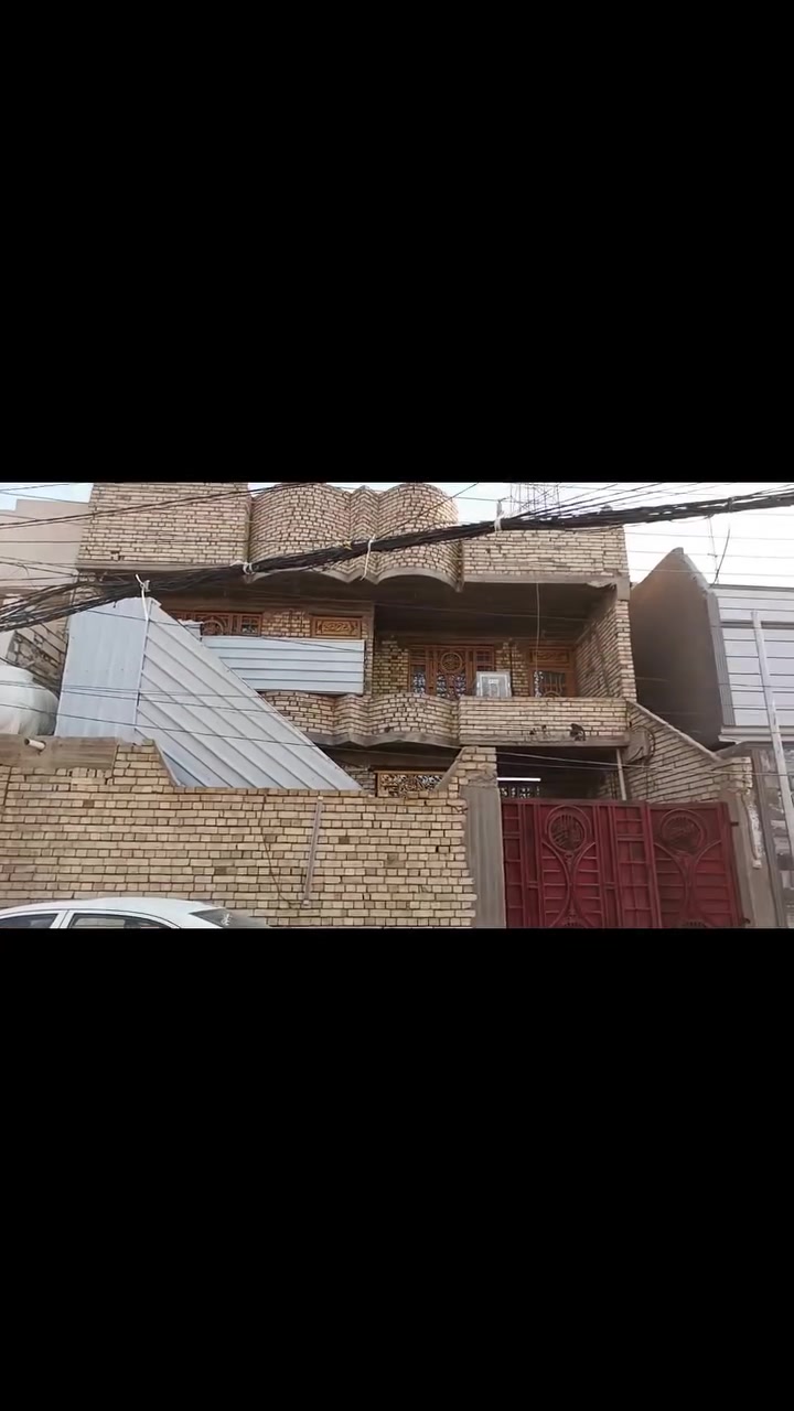 السلام عليكم بيت البيع المساحه 220 متر طابو صرف كربلاء حي المومنين شارع تبليط وعلى حديقه يعني البيت صاير حرف تي البيت قاطين وبناء درجه اولى يحتوي البيت على غرفتين وصاله مطبخ واستقبال ول القاط الثاني 3 غرف وهوال ومطبخ وصحيات بي درجين درج داخلي ودرج خارجي يعني معزول القاط الثاني يحتاجله لبخ وارضيه بس كله كامل مي كهرباء رقم الهاتف ***********
