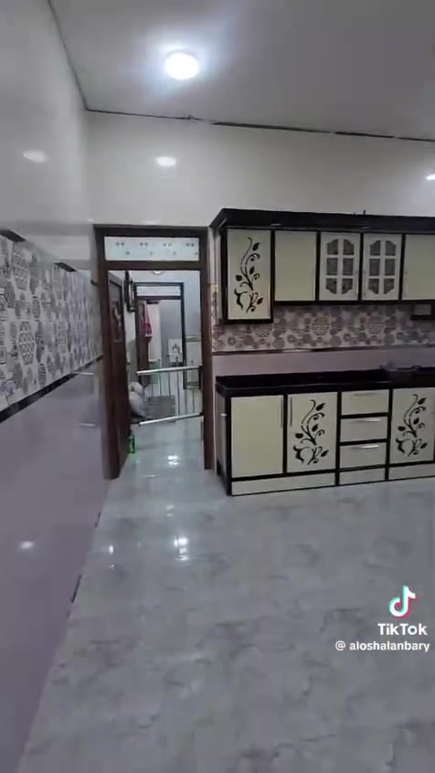 مشتمل طابقين للبيع .القادسية الثانية خلف مول الغزال شارع النخيل .
المساحة ١٠٠م. مفوض للطابو .مرقم من البلدية .شارع ١٠م. يتكون من طرمة وصحيات شرقي .مطبخ وغرفة وصالة ومنور داخلي .وحمام داخلي صحيات غربي داخلي .
درج دوار تركي .
الطابق الثاني .غرفة وصالة وبلكونة على طول المشتمل .وسطح داخلي .ودرج ثاني للسطح الثالث .كهرباء دفن وماء كوي دفن .سيراميك أرضية وحزام كامل .
السعر ..70مليون وبي مجال .  المراجعة على الرقم .***********
