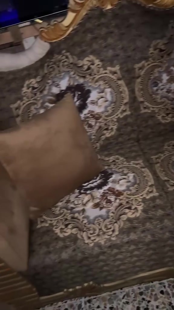 نص تخم ٥ مقاعد سعره ٣٥٠ المكان بغداد رقم ***********

