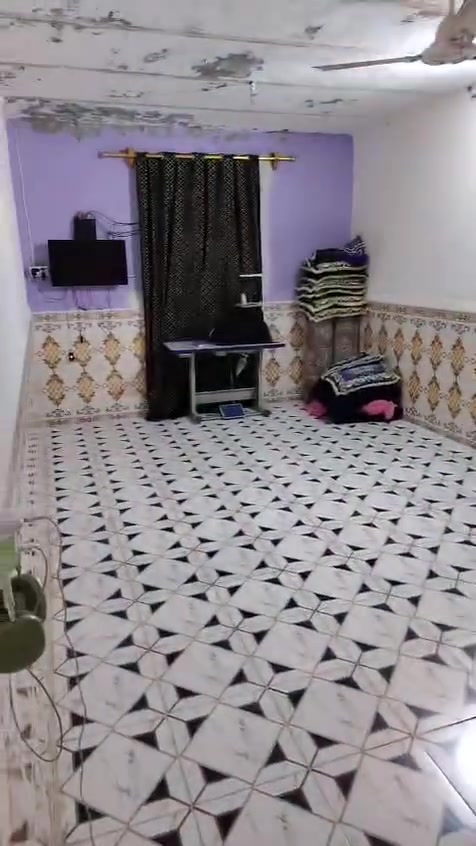 بيت حواسم للبيع مساحت الرض 300 والبنأ 100متر يتكون من غرفتين غرفه 7 ×4وغرفه 5×4 ومطبخ 4× 450وصاله 3 ×6 وصحيات داخليه وصحيات خارجيه وبي طرمه جبيره ومساحه وره البيت هم جبيره سعره 17 وبي مجال للستفسار ***********
